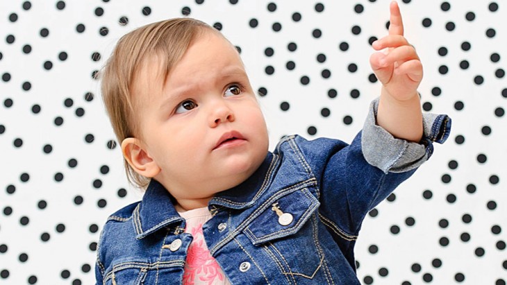 малышка 18 месяцев указывает пальцем