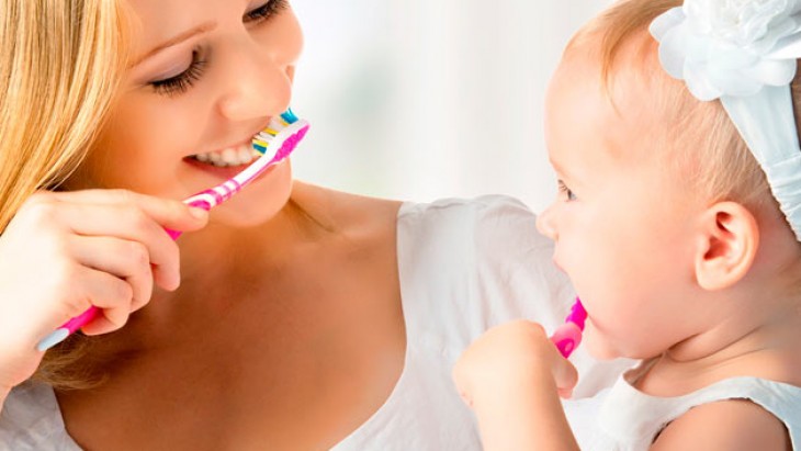 малыш чистит зубы с мамой