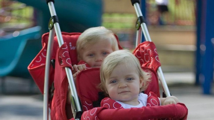 два малыша в коляске