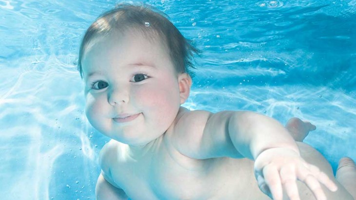 малыш плавает под водой