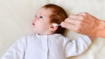 чистка ушей малышу