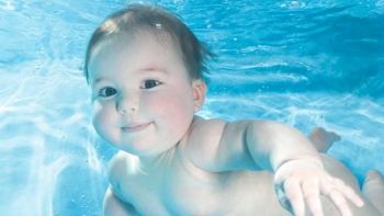 малыш плавает под водой
