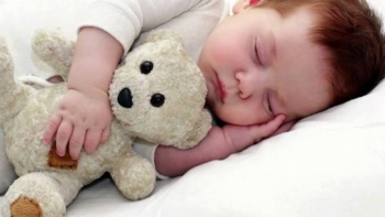 малыш с медведем спит